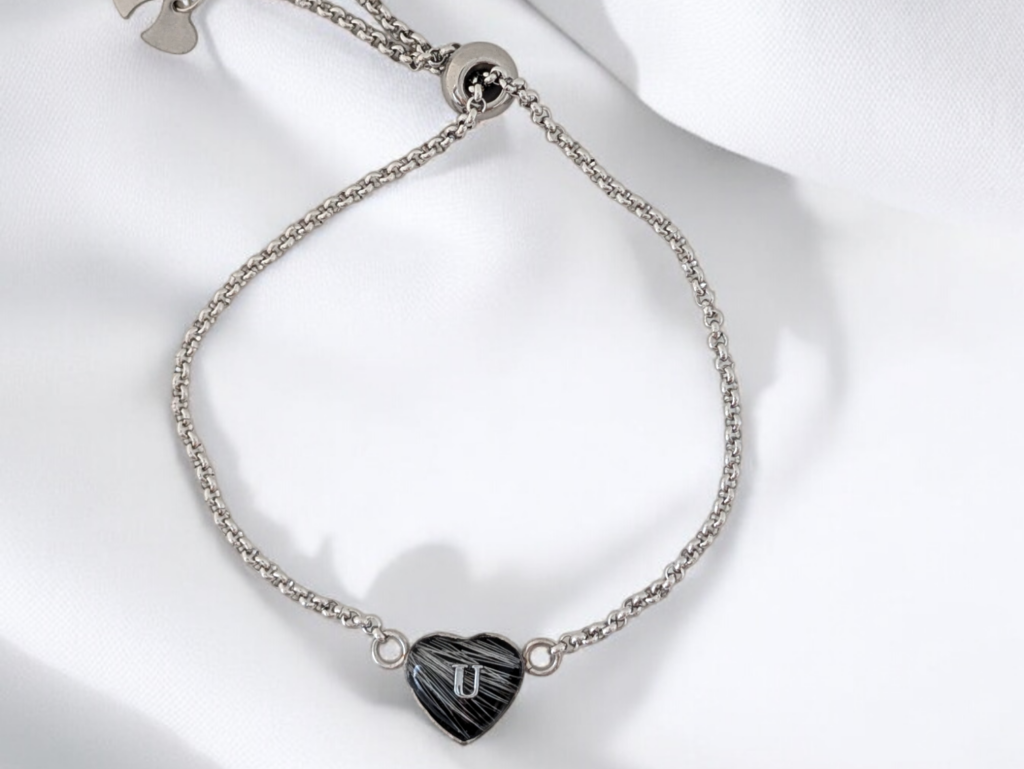 Armband in silber mit einem herzförmigen Anhänger mit weißen Haaren des eigenen Hundes Tierhaarschmuck Erinnerungsschmuck Armband mit Hundefell